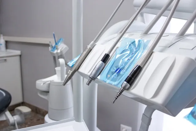 Jakie objawy powinny natychmiast skłonić do wizyty u dentysty?